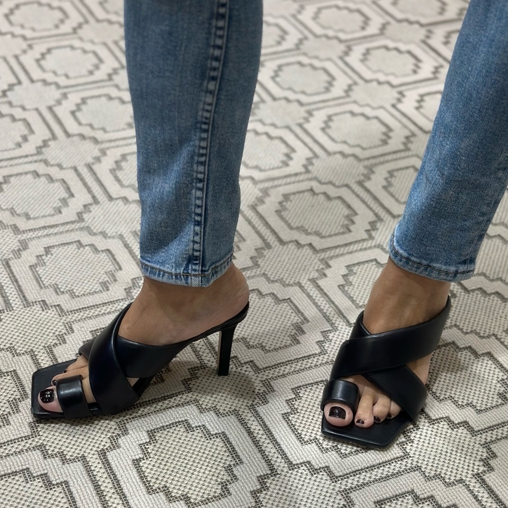 Zara
Black thick strapped heel sandal
Size 38